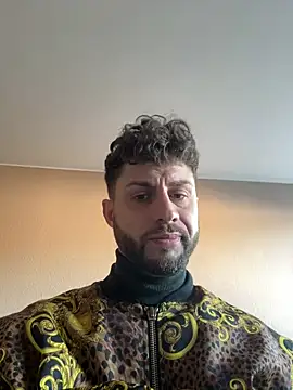 Snapshot of michifolli92 chatting on 03-03-25, 08:30 michifolli92 online show from 03-03-25, 08:30