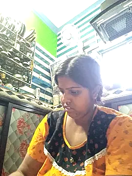 Snapshot of Beauty-queen chatting on 03-11-25, 04:30 Beauty-queen online show from 03-11-25, 04:30
