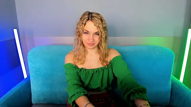 Snapshot of Milka_Blond chatting on 03-18-25, 01:02 Milka Blond online show from 03-18-25, 01:02