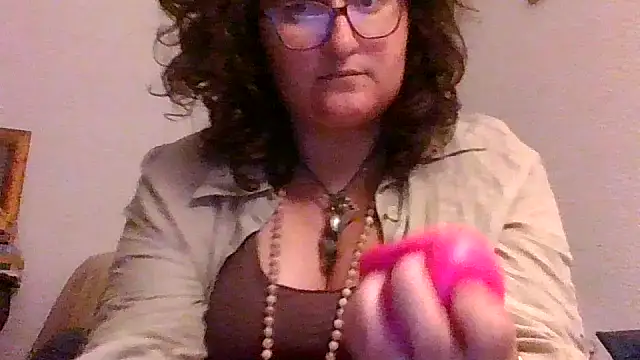 Snapshot of juicyrubies chatting on 10-28-25, 06:29 juicyrubies online show from 10-28-25, 06:29