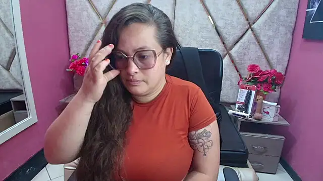 SaraThomso online show from 12-15-25, 02:34