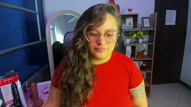 Snapshot of SaraThomso chatting on 09-30-25, 03:23 SaraThomso online show from 09-30-25, 03:23