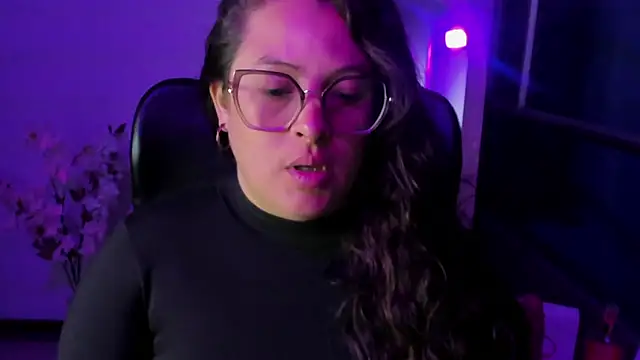 Snapshot of SaraThomso chatting on 09-09-25, 03:27 SaraThomso online show from 09-09-25, 03:27