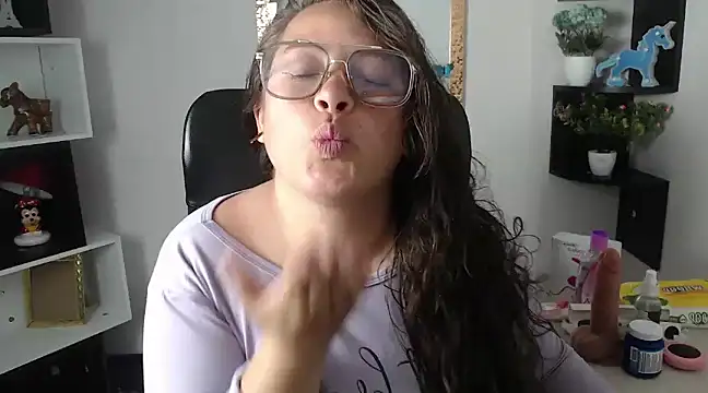 Snapshot of SaraThomso chatting on 02-04-25, 03:00 SaraThomso online show from 02-04-25, 03:00