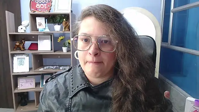 Snapshot of SaraThomso chatting on 02-19-25, 03:06 SaraThomso online show from 02-19-25, 03:06