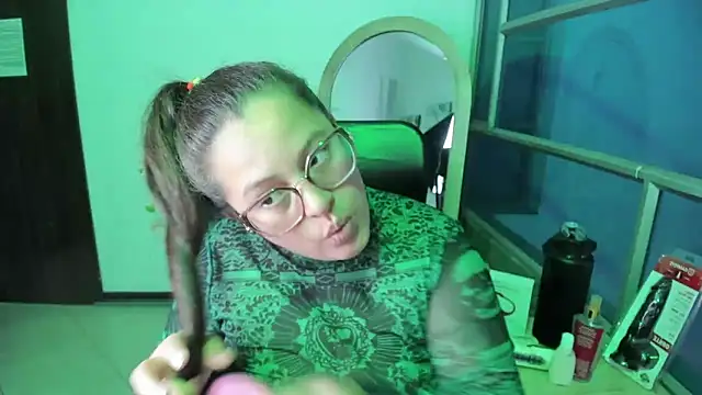 Snapshot of SaraThomso chatting on 09-10-25, 03:27 SaraThomso online show from 09-10-25, 03:27