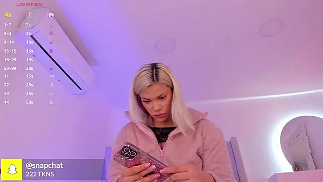 Shelynna azzul online show from 10-04-25, 08:21