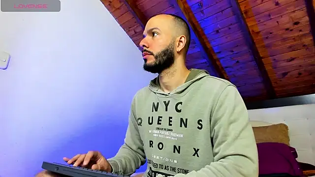 Tom Bailey online show from 04-16-26, 01:01