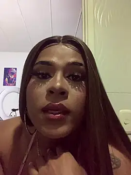 Snapshot of EmmaEbony_ts chatting on 01-07-26, 03:11 EmmaEbony ts online show from 01-07-26, 03:11