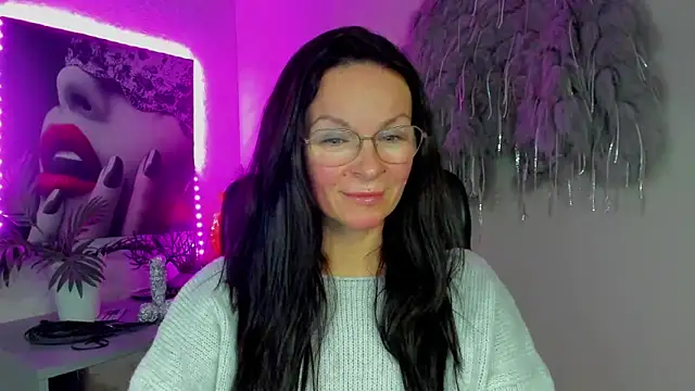 Snapshot of HelenLuxx chatting on 01-19-26, 02:54 HelenLuxx online show from 01-19-26, 02:54