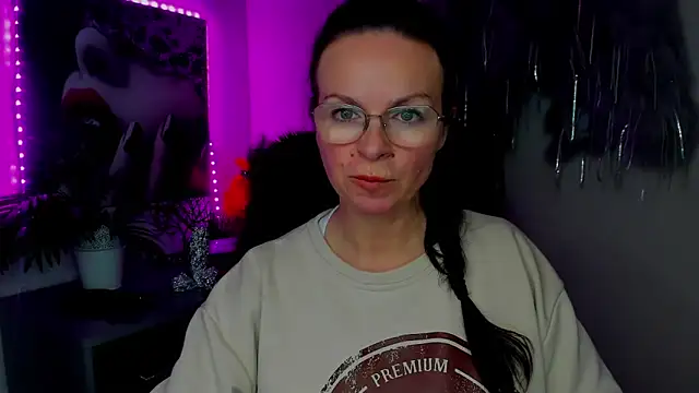 Snapshot of HelenLuxx chatting on 02-09-26, 02:15 HelenLuxx online show from 02-09-26, 02:15