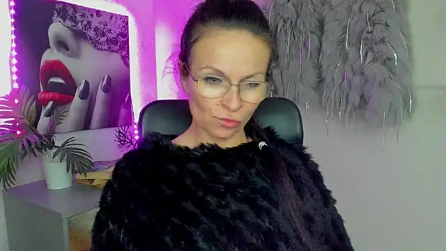 HelenLuxx online show from 10-09-25, 05:46