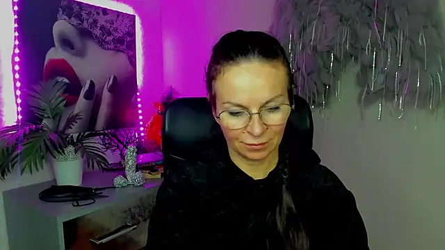 Snapshot of HelenLuxx chatting on 02-11-26, 03:45 HelenLuxx online show from 02-11-26, 03:45
