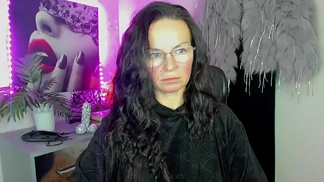 Snapshot of HelenLuxx chatting on 02-18-26, 05:53 HelenLuxx online show from 02-18-26, 05:53