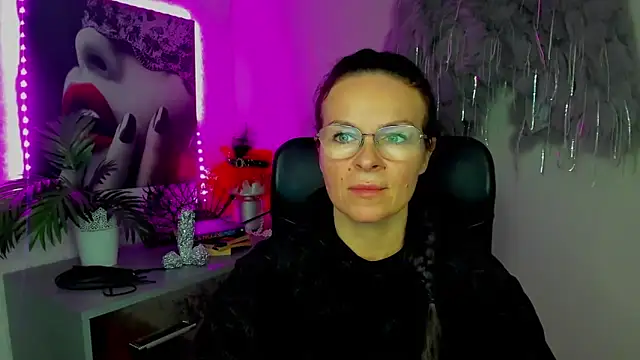 Snapshot of HelenLuxx chatting on 02-12-26, 02:39 HelenLuxx online show from 02-12-26, 02:39