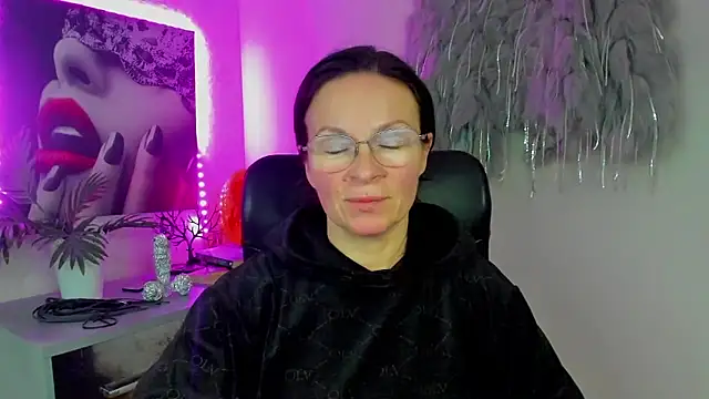 HelenLuxx online show from 01-15-26, 04:21