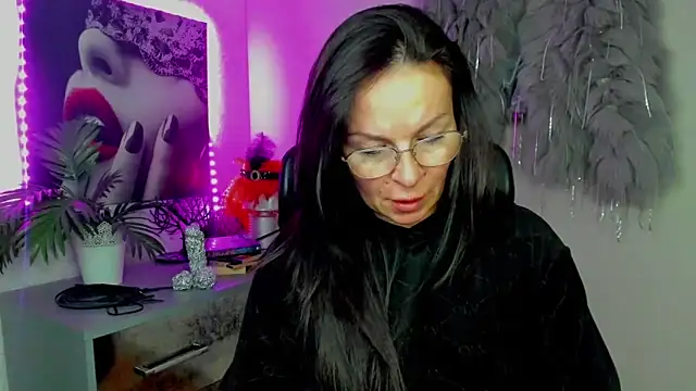 Snapshot of HelenLuxx chatting on 02-03-26, 03:50 HelenLuxx online show from 02-03-26, 03:50