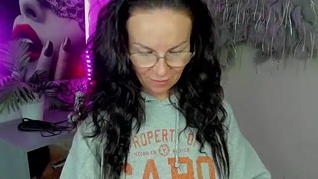 Snapshot of HelenLuxx chatting on 02-26-26, 04:29 HelenLuxx online show from 02-26-26, 04:29