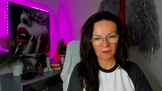 HelenLuxx online show from 05-06-26, 03:16