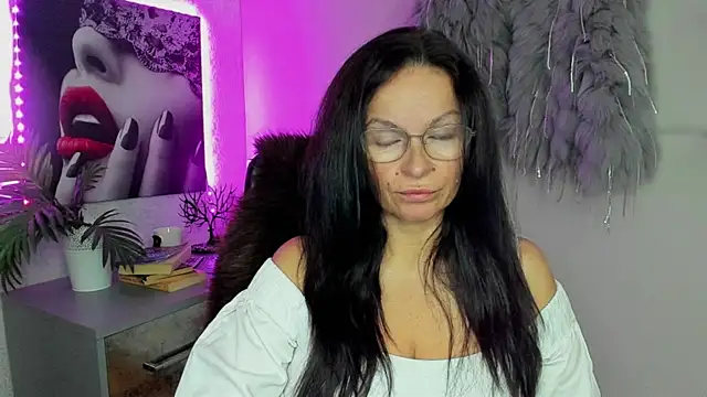 HelenLuxx online show from 10-08-25, 05:42