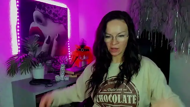 Snapshot of HelenLuxx chatting on 02-21-26, 07:21 HelenLuxx online show from 02-21-26, 07:21