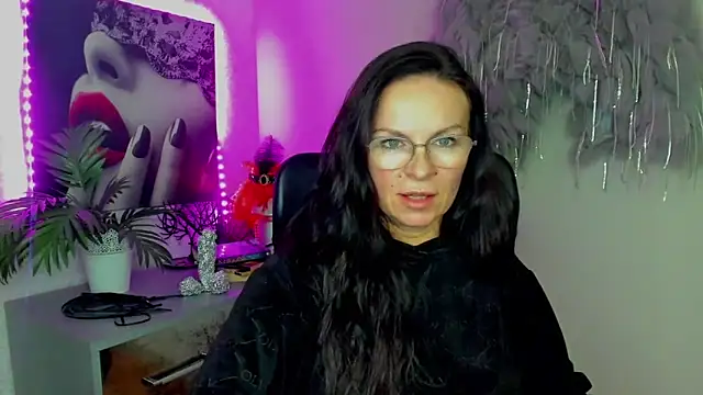 Snapshot of HelenLuxx chatting on 02-10-26, 04:28 HelenLuxx online show from 02-10-26, 04:28