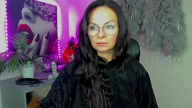 Snapshot of HelenLuxx chatting on 02-04-26, 03:18 HelenLuxx online show from 02-04-26, 03:18