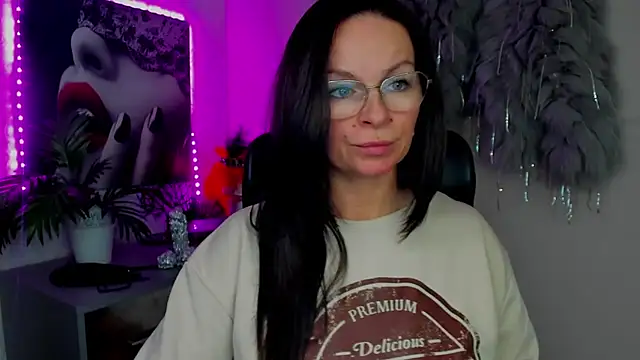 Snapshot of HelenLuxx chatting on 02-02-26, 04:06 HelenLuxx online show from 02-02-26, 04:06