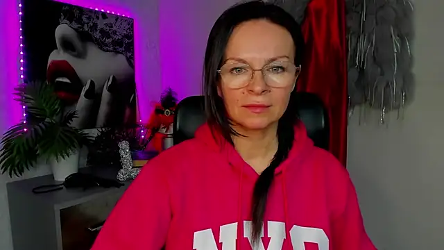 HelenLuxx online show from 03-18-26, 04:30