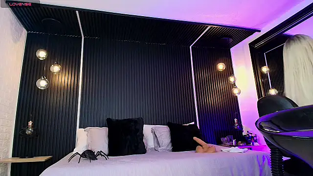  Holly Cat online show from 02-07-25, 07:49