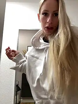 Snapshot of X_JamieLove_X chatting on 03-01-25, 08:42 X JamieLove X online show from 03-01-25, 08:42