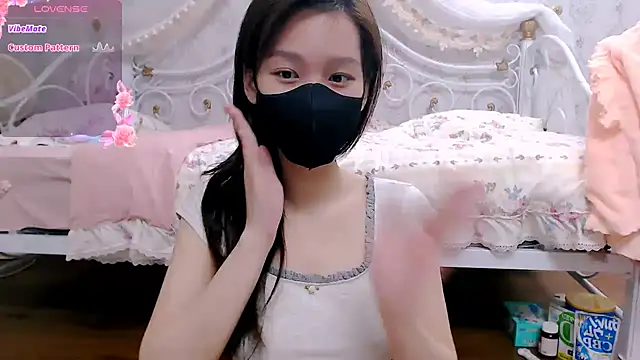 Snapshot of Gyuu-Nyuu chatting on 02-21-25, 01:44 Gyuu-Nyuu online show from 02-21-25, 01:44