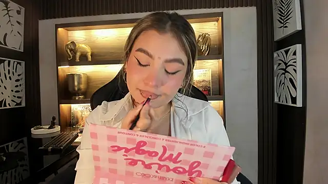 Snapshot of SamantaBone chatting on 01-13-25, 12:30 SamantaBone online show from 01-13-25, 12:30