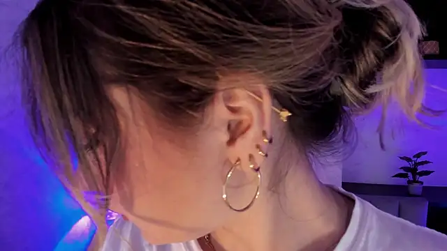 Snapshot of SamantaBone chatting on 01-21-25, 12:36 SamantaBone online show from 01-21-25, 12:36