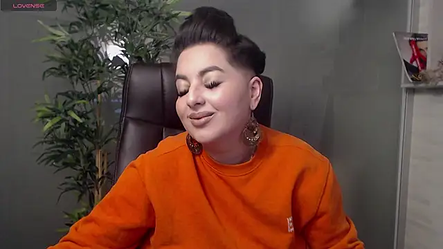 Snapshot of BustyAllyy chatting on 02-18-25, 10:58 BustyAllyy online show from 02-18-25, 10:58