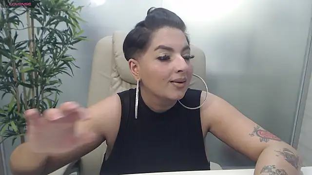 Snapshot of BustyAllyy chatting on 02-25-25, 11:04 BustyAllyy online show from 02-25-25, 11:04