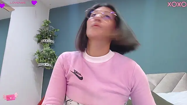 Snapshot of SharisWillian chatting on 09-19-25, 03:54 SharisWillian online show from 09-19-25, 03:54