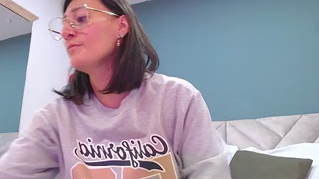 Snapshot of SharisWillian chatting on 03-19-25, 04:03 SharisWillian online show from 03-19-25, 04:03