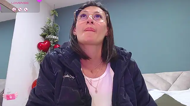 Snapshot of SharisWillian chatting on 02-25-25, 03:31 SharisWillian online show from 02-25-25, 03:31