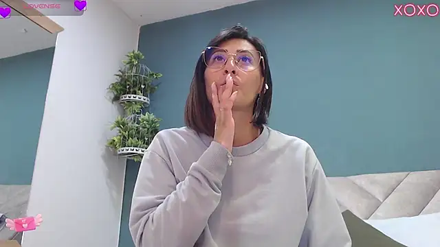 Snapshot of SharisWillian chatting on 10-02-25, 03:54 SharisWillian online show from 10-02-25, 03:54