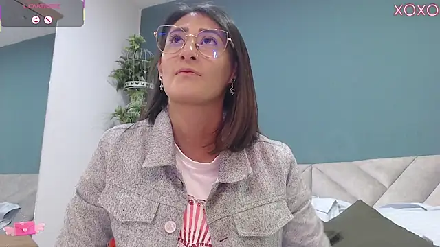 Snapshot of SharisWillian chatting on 09-13-25, 04:23 SharisWillian online show from 09-13-25, 04:23