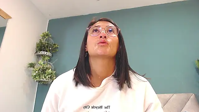 Snapshot of SharisWillian chatting on 07-13-26, 03:28 SharisWillian online show from 07-13-26, 03:28