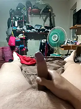 Snapshot of Aledw9 chatting on 02-17-26, 05:49 Aledw9 online show from 02-17-26, 05:49