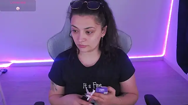 Snapshot of LuciaLoca chatting on 04-12-26, 03:04 LuciaLoca online show from 04-12-26, 03:04