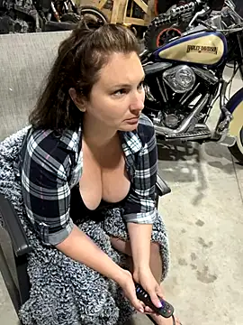 MilfyMrsRobinson online show from 10-26-25, 12:00