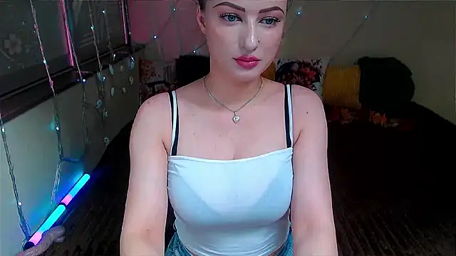 Snapshot of LizaSenri chatting on 10-13-25, 06:37 LizaSenri online show from 10-13-25, 06:37
