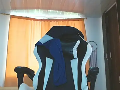 Snapshot of aronmiller404 chatting on 02-08-25, 12:17 aronmiller404 online show from 02-08-25, 12:17