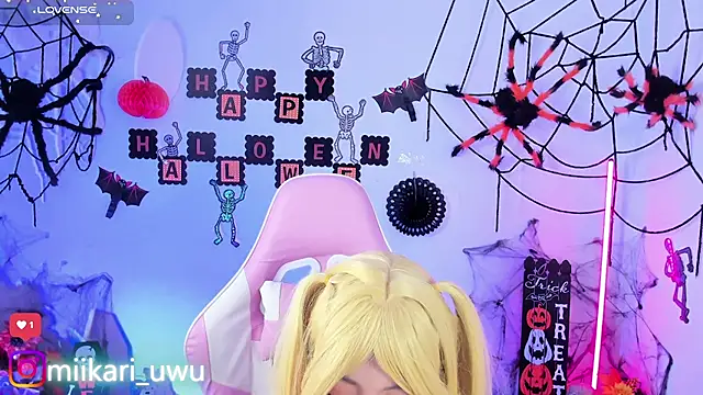 Snapshot of Ahri_Elderwood chatting on 10-25-25, 05:06 Ahri Elderwood online show from 10-25-25, 05:06