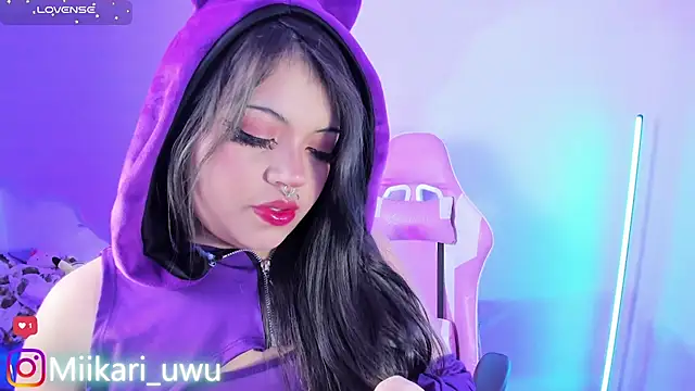 Snapshot of Ahri_Elderwood chatting on 11-25-25, 03:40 Ahri Elderwood online show from 11-25-25, 03:40