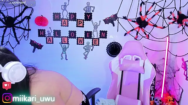 Snapshot of Ahri_Elderwood chatting on 10-26-25, 05:41 Ahri Elderwood online show from 10-26-25, 05:41